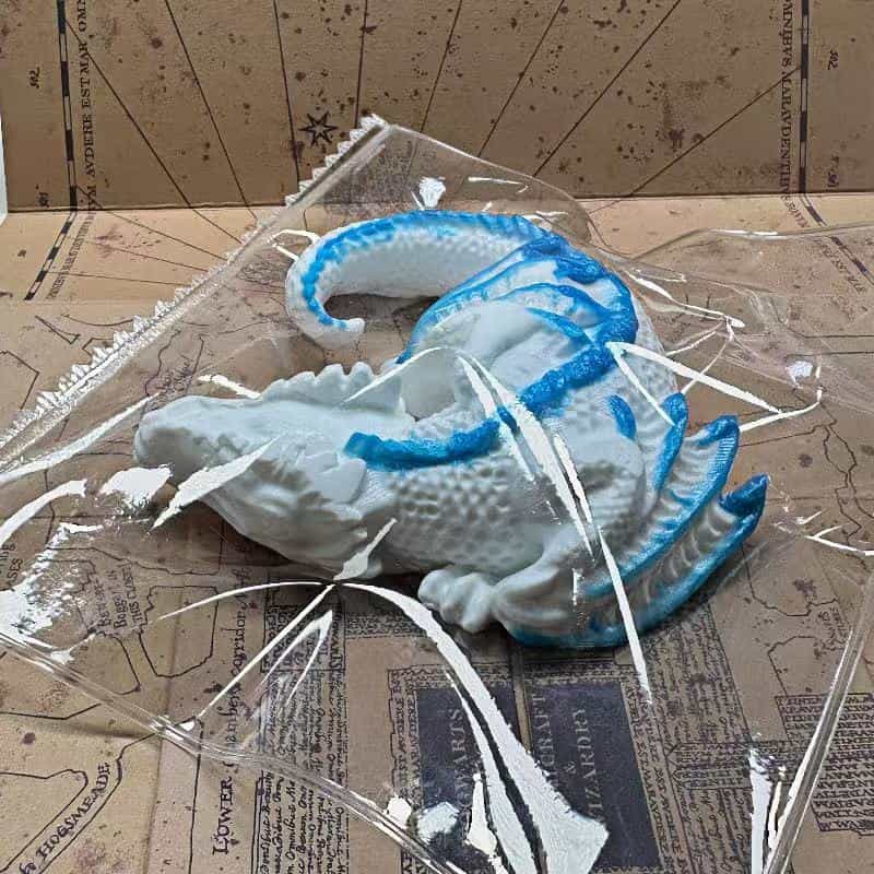 光を吸収して暗闇で光る巨大なドラゴン。