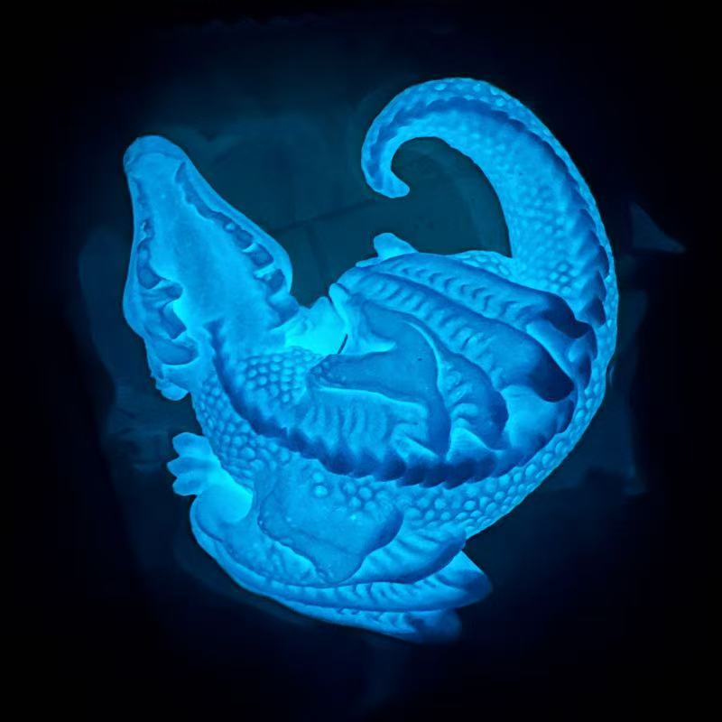 光を吸収して暗闇で光る巨大なドラゴン。