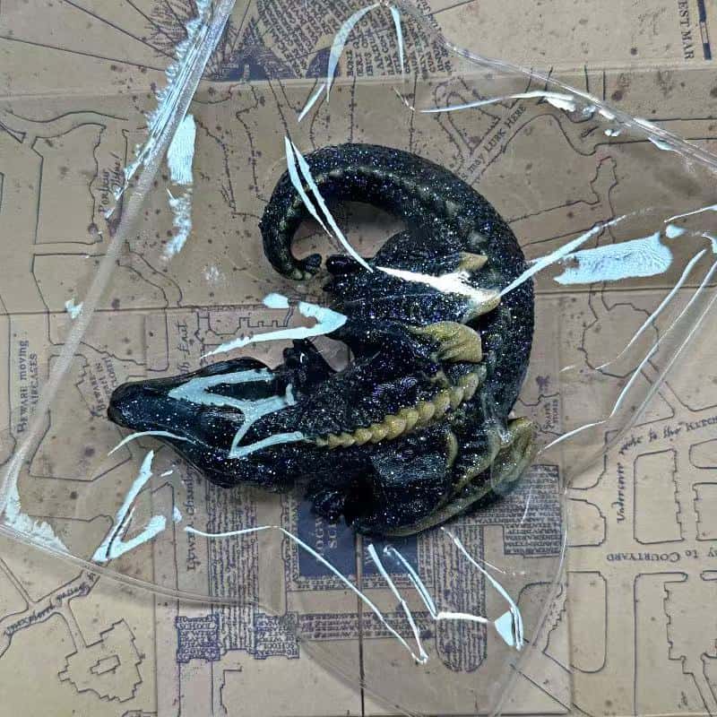 光を吸収して暗闇で光る巨大なドラゴン。